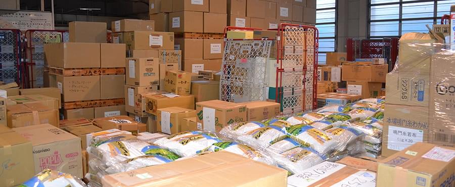 倉庫に集められた米などの大量の支援物資